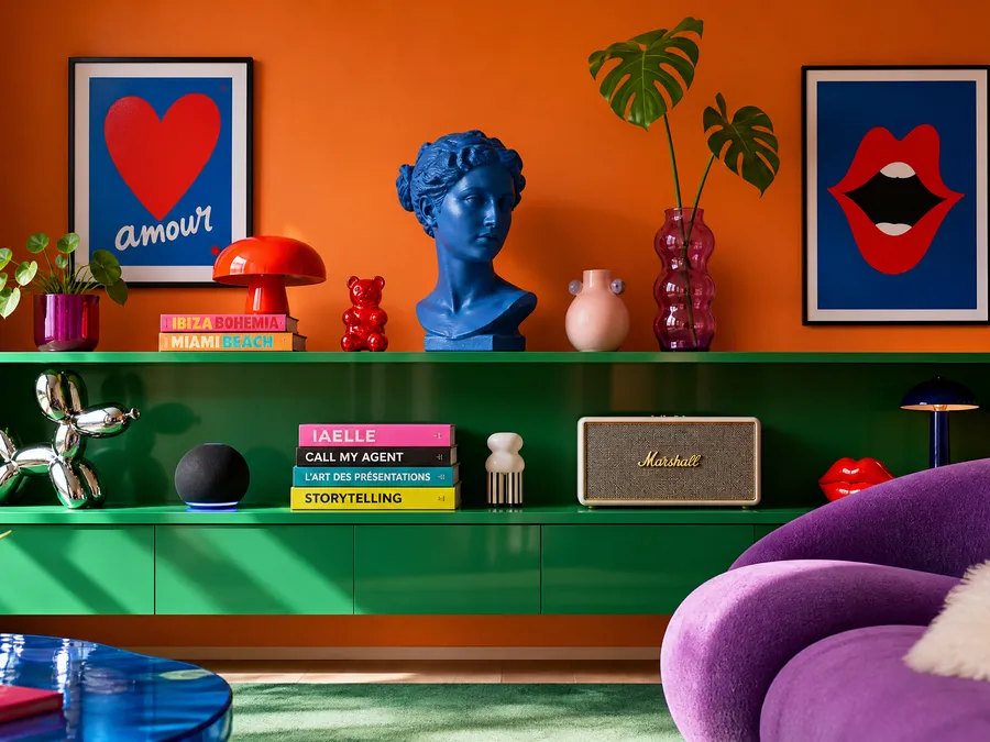 Un studio aux objets colorés, comme un moodboard grandeur nature