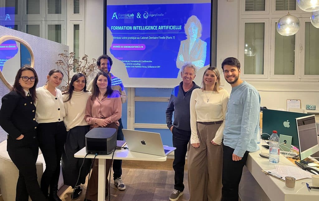 Groupe de participants posant ensemble lors d’une journée de sensibilisation à l’intelligence artificielle au cabinet dentaire Finelle à Paris, organisée par FormIALab.