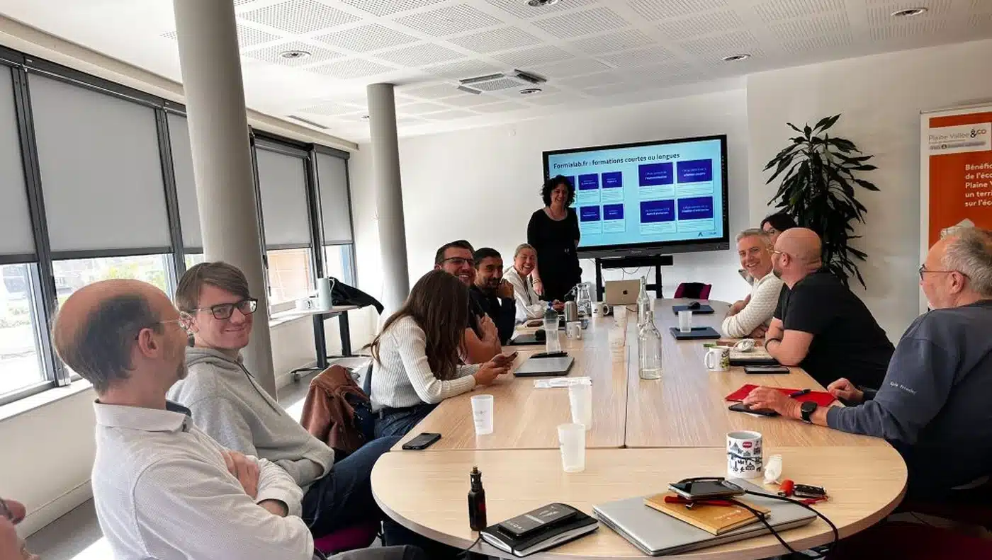 Formation FormIALab en salle chez Plaine Vallée, une douzaine de participants autour de la table