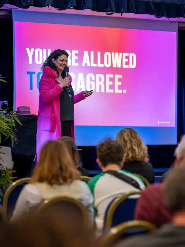 Yaelle David sur scène en conférence devant un public